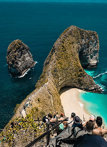 印度尼西亚巴厘岛努沙佩尼达岛的曼塔湾或 Kelingking 海滩。