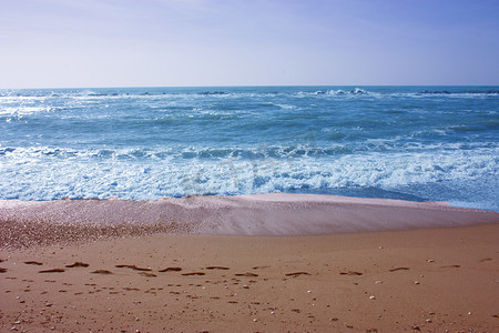 企业海面摄影照片_Versilian Riviera 的冬季海滩，海面波涛汹涌，色彩寒冷暗淡