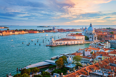 致敬不凡人生摄影照片_威尼斯泻湖和 Santa Maria della Salute 教堂的景色。