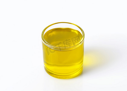 透明玻璃摄影照片_一杯橄榄油