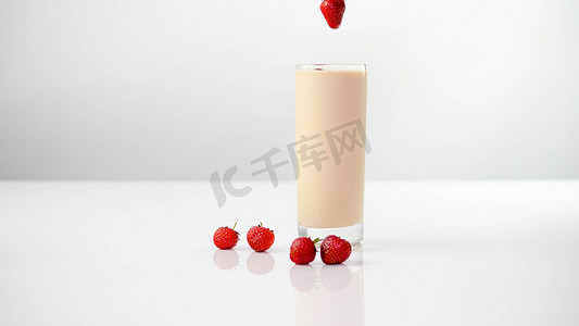 霜果实摄影照片_新鲜的草莓酸奶，在白色背景上。草莓和一杯牛奶饮料。
