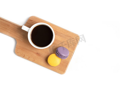 马卡龙背景板摄影照片_木板上的蛋白杏仁饼干和一杯咖啡