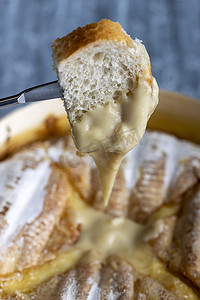 瑞士奶酪火锅配面包