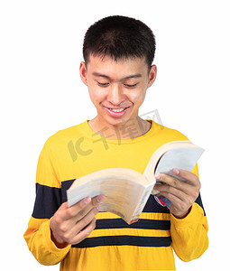 特写一个微笑的英俊少年男孩的肖像，他穿着黄色长袖 T 恤，正在看书，站在白色背景上。