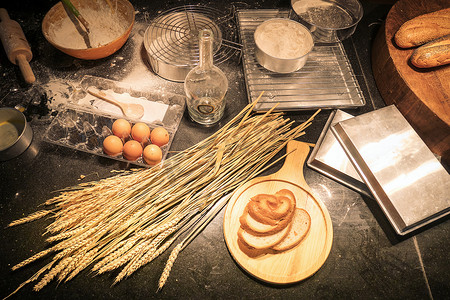初学者摄影照片_杂乱的厨房由自制面包店的初学者使用烘焙原料如面粉、擀面杖、打蛋器、蛋壳网和用于烘焙的塑料模具。