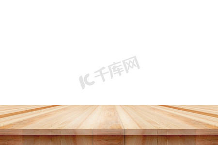 白色背景上隔离的空木桌面，用于展示或蒙太奇您的产品