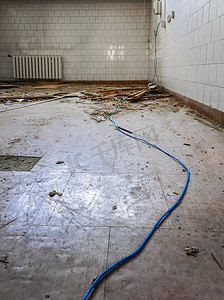 旧废弃医院被毁的病房里长长的蓝色电缆