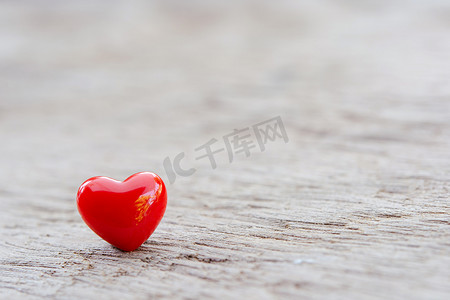 二月海报摄影照片_情人节背景，木板上有红心，复制