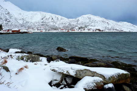 挪威峡湾与冬季的挪威红色罗布房屋