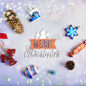 大气冬季背景摄影照片_带有红色玩具和格子弓的圣诞组合物，新年的节日冬季概念