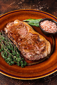 纽约摄影照片_烤纽约条牛肉牛排或西冷牛排放在质朴的盘子里。