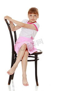 小女孩坐在椅子上