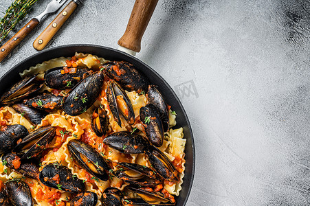 马尔福摄影照片_传统的意大利海鲜意大利面配贻贝、意大利面和番茄酱。
