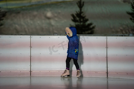 小女孩在溜冰场学习滑冰
