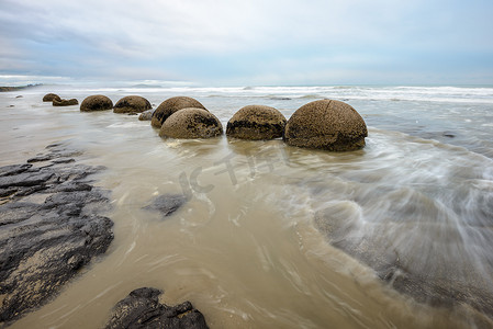 太平洋海浪中令人印象深刻的摩拉基巨石