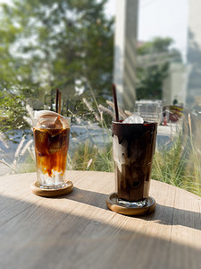 椰汁饮料摄影照片_一杯冰摩卡咖啡和冰美式咖啡加椰子汁