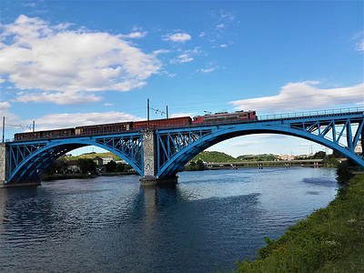 马里博尔德拉瓦河上的蓝桥和火车