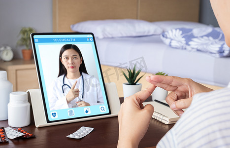 聋哑患者使用视频会议，通过手语与医生在平板电脑应用程序上通过 vdo 电话就疾病、药物进行在线咨询。