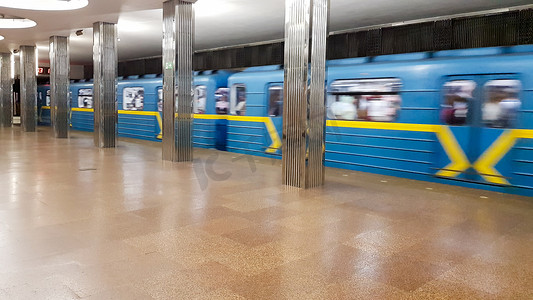 2019再创辉煌摄影照片_乌克兰，基辅 — 2019年9月6日：地铁站的火车车厢