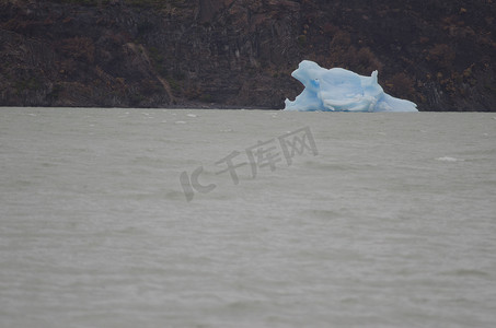 漂浮碎片摄影照片_百内国家公园格雷湖上的冰山。