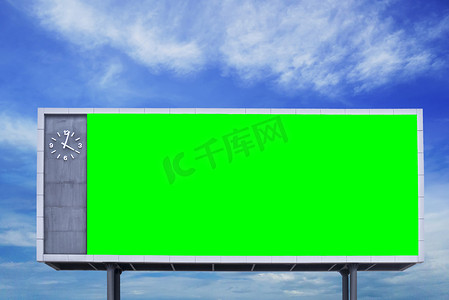 空空白的绿色屏幕广告牌标志与蓝天在 backgro