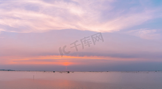 企业海面摄影照片_美丽的日落天空在傍晚的海面。