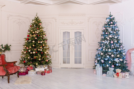 圣诞树摄影照片_房间的装饰与装饰的圣诞树。