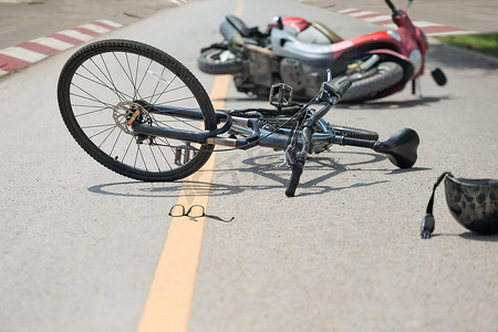 摩托车与自行车在路上相撞事故
