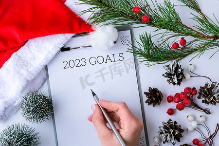 2023 年目标纸片围绕圣诞新年装饰品。