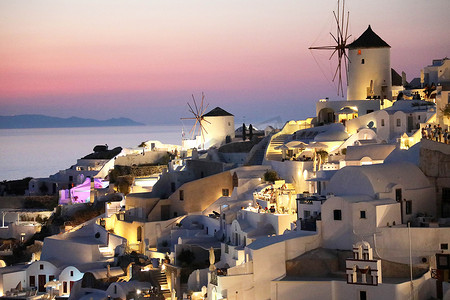 希腊圣托里尼岛伊亚美丽如画的村庄在晚上