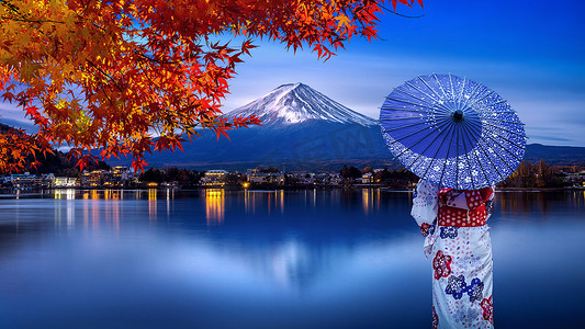 秋天，日本河口湖富士山穿着日本传统和服的亚洲女性。