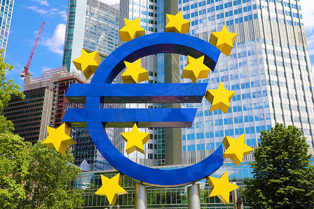 早上，德国法兰克福商业区欧洲中央银行总部带有巨型欧元标志的商业和金融概念