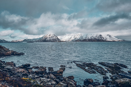 冬季的挪威峡湾和山脉。