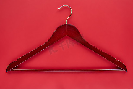 保价1111摄影照片_木制红色衣架与孤立在红纸背景上的黑纸标签。