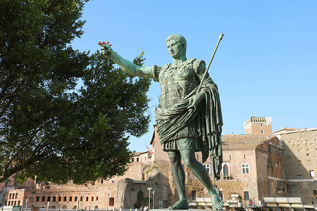 意大利罗马 Via dei Fori Imperiali 大道上的罗马第一位皇帝奥古斯都的青铜雕像。