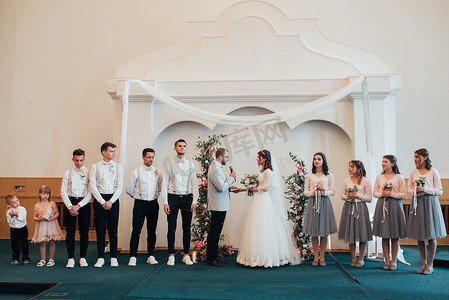 美国萨克拉门托 - 2018 年 5 月 12 日：新娘和新郎在教堂举行婚礼，并在宾客面前接受祝福。