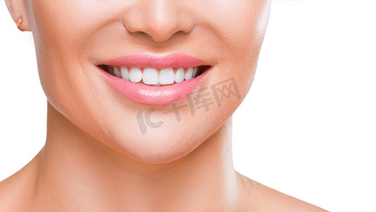 女人的微笑与白色健康的牙齿，特写视图-隔离在白色背景。