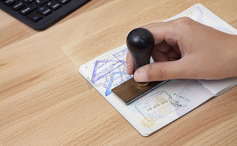 出入境管理人员将在机场的护照上盖上抵达章。