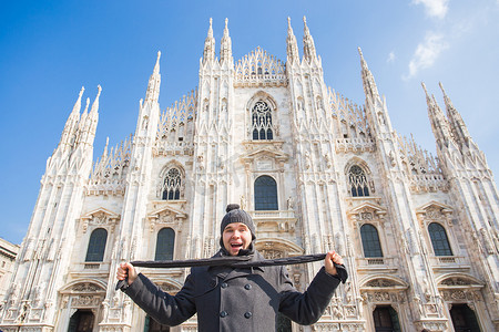 冬季旅行、假期和人的概念 — 英俊的男性游客在米兰著名的大教堂前制作自拍照片。