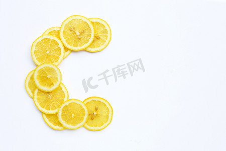 k字母logo摄影照片_高维生素 C，字母 C 由白色分离的柠檬片制成
