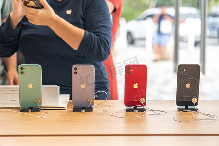 新款上市摄影照片_美国佛罗里达州阿文图拉 — 2019年9月20日：苹果新智能手机上市时展示了iPhone 11、11 Pro和Pro Max