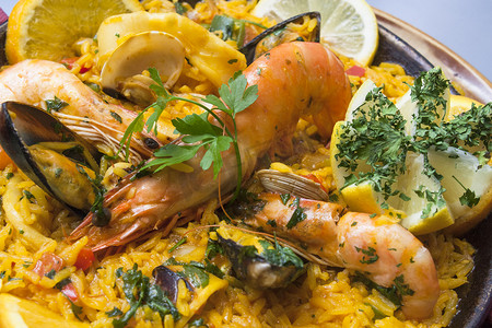 传统西班牙美食海鲜饭配虾和蔬菜