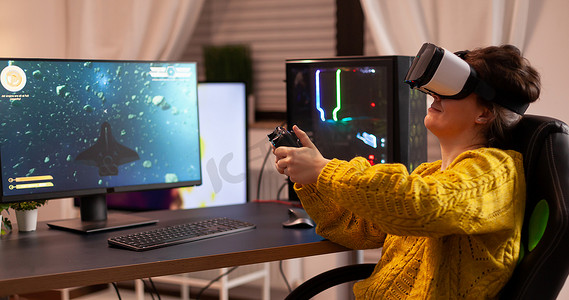 打地鼠游戏摄影照片_专业网络运动玩家使用 VR 耳机放松地玩视频游戏