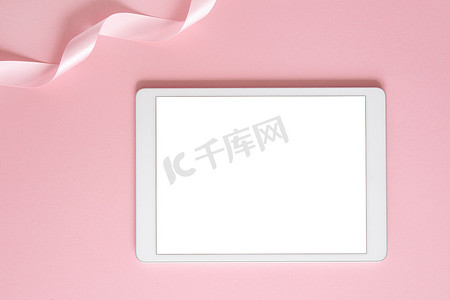 iPad Pro 平板电脑，粉红色背景上有白色屏幕。
