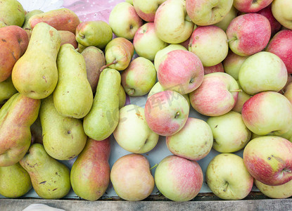 水果商店摄影照片_亭子里的市场上出售苹果和梨。