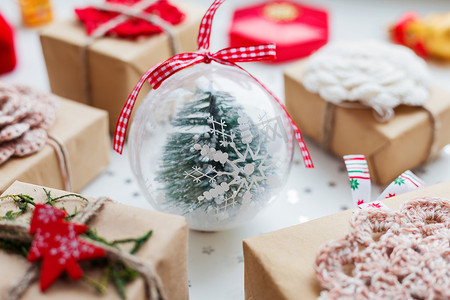 透明新年摄影照片_圣诞节和新年背景与礼物、装饰品和透明装饰球，里面有杉树。