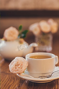 蒂芙尼玫瑰金戒指grp07019摄影照片_美丽的新鲜玫瑰靠近一杯茶和柔和的色调浪漫的心情