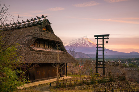 老日式房屋和日落时的富士山