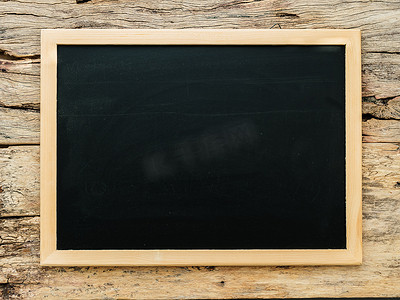 裂纹木质背景上带木质边框的空空白黑色黑板