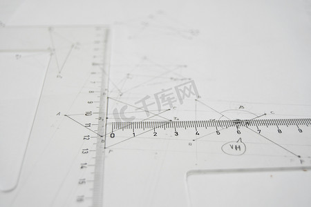 带尺子的技术绘图、三角板、纸